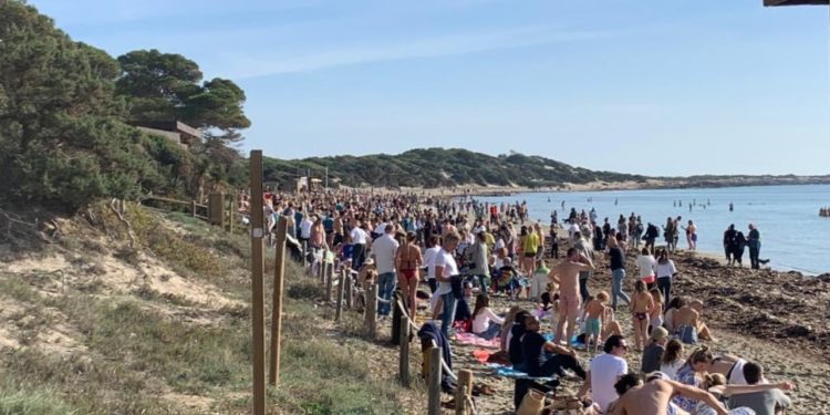 La playa de ses Salines se ha llenado este domingo para dar la bienvenida al 2023. Foto: Toni Escandell.