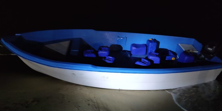 Patera en una playa