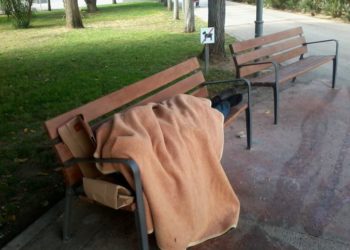 Una persona pernocta en un parque de Ibiza.