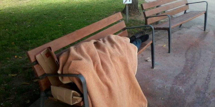 Una persona pernocta en un parque de Ibiza.