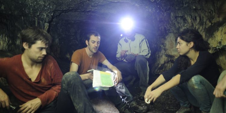 Una imagen del rodaje en Formentera, con Alfredo Montero repasando el guion, con los actores y actrices.