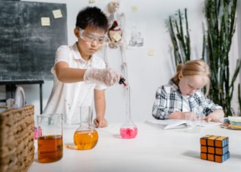 Niños y niñas haciendo experimentos. Foto Pexels