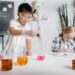 Niños y niñas haciendo experimentos. Foto Pexels