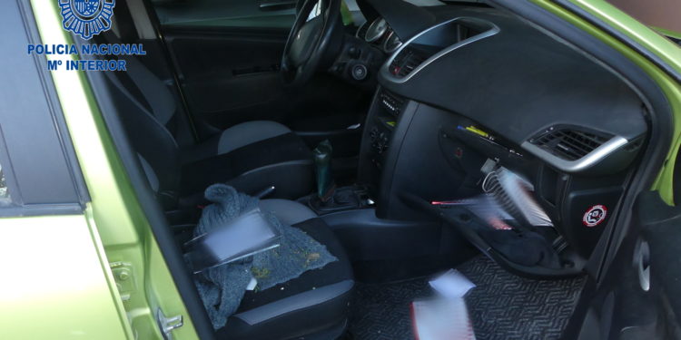 Imagen del interior de un vehículo robado, facilitada por la Policía Nacional.