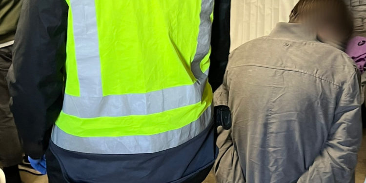 Uno de los detenidos en la operación en Sa Penya. Foto Policía Nacional de Ibiza