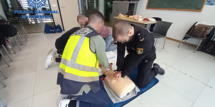 Los agentes, durante una de las prácticas.