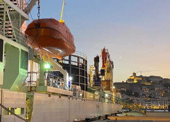 El barco cablero durante su estancia en Ibiza. Red eléctrica.