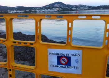 Imagen de archivo de la playa de Talamanca cerrada por vertidos del emisario.
