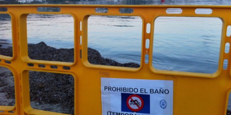 Imagen de archivo de la playa de Talamanca cerrada por vertidos del emisario.