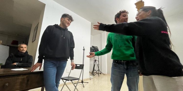 El equipo, preparando escenas del rodaje.