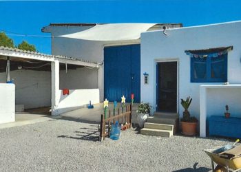 Aspecto exterior de la escuela cerrada y sancionada.