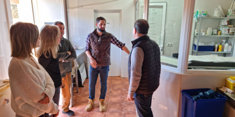 La alcaldesa de Santa Eulària, segunda por la izquierda. en un momento de la visita. Foto: Ajuntament de Santa Eulària