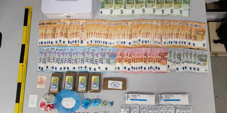 Dinero y droga aprehendida en la operación en Cala de Bou, Sant Josep, Ibiza. Foto Guardia Civil