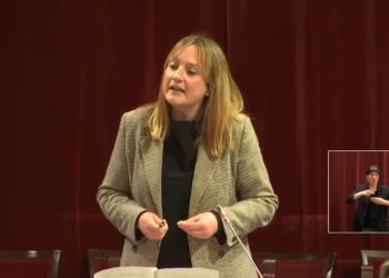 Tania Marí en el Parlament.