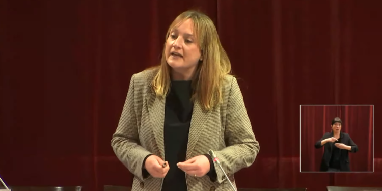 Tania Marí en el Parlament.