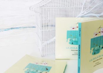 Algunos ejemplares de libro de Paula Malugani y Julia Fragua, en una imagen compuesta y tomada por Fragua.