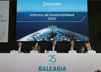 Adolfo Utor, en el centro de la imagen, durante la presentación de los resultados.