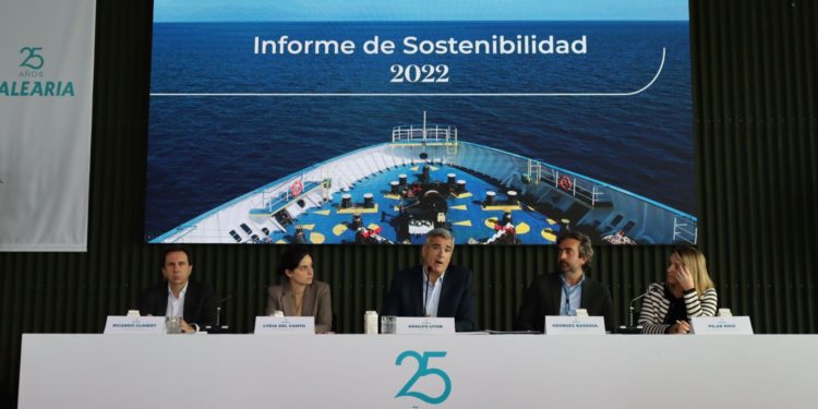 Adolfo Utor, en el centro de la imagen, durante la presentación de los resultados.