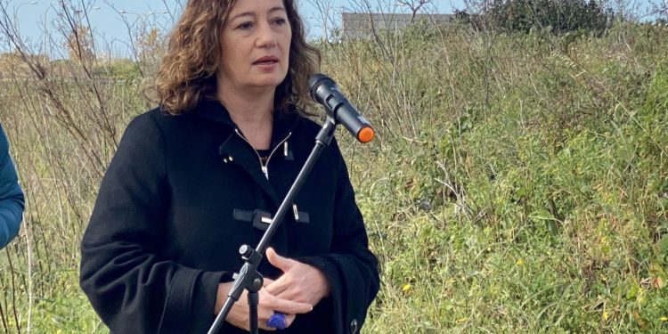 Armengol en una visita a Ibiza cuando era presidenta de Baleares.