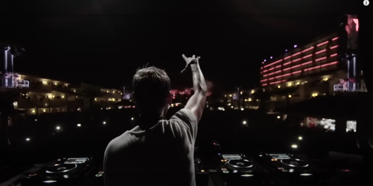 Imagen del vídeo hasta ahora inédito de la canción Addicted to You interpretado en Ibiza.