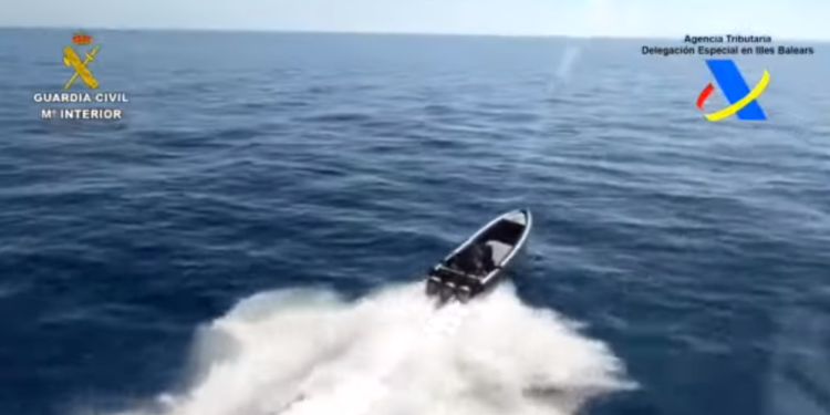 La lancha perseguida en las costas de Ibiza. Guardia Civil