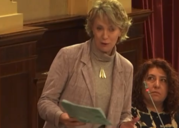 Lina Pons durante su intervención de hoy en el Parlament