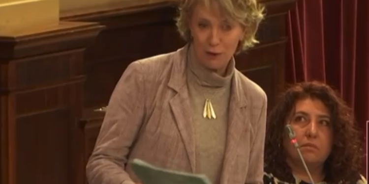 Lina Pons durante su intervención de hoy en el Parlament