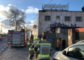 Una dotación de bomberos junto a la empresa afectada por el incendio, esta mañana