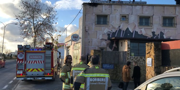 Una dotación de bomberos junto a la empresa afectada por el incendio, esta mañana