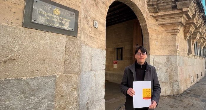 Ivan Solivellas, delegat de Plataforma per la Llengua a les Illes Balears, davant del Tribunal Superior de Justícia de les Illes Balears aquest divendres al matí. FOTO: Plataforma per la llengua