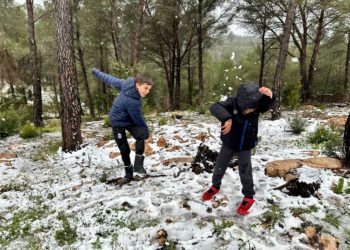 Niños juegan con la nieve en Sant Joan