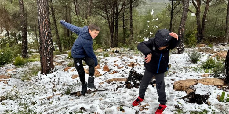 Niños juegan con la nieve en Sant Joan
