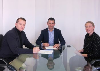 De izquierda a derecha, Pedro Bueno, nuevo secretario municipal; Marcos Serra, alcalde, y la segunda teniente de alcalde y concejala de Interior, Maria Ribas.