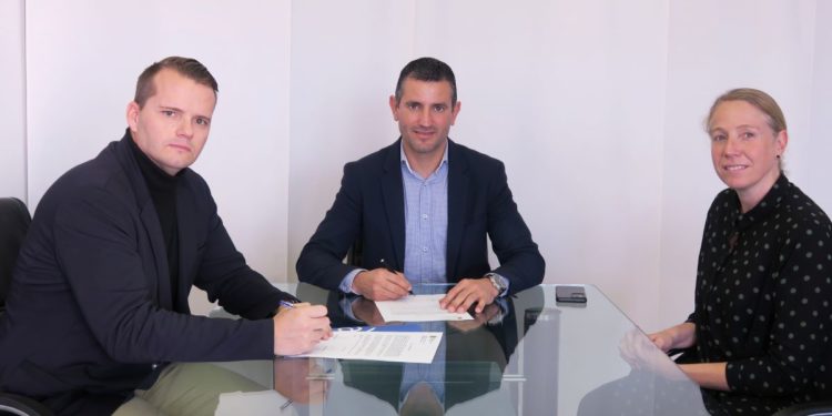 De izquierda a derecha, Pedro Bueno, nuevo secretario municipal; Marcos Serra, alcalde, y la segunda teniente de alcalde y concejala de Interior, Maria Ribas.