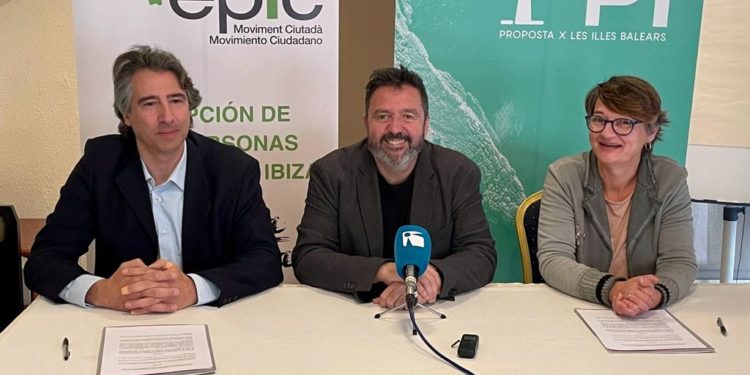 Tolo Gil, en el centro, junto a Toni Villalonga y Lucía Ribas, durante la pasada campaña electoral.