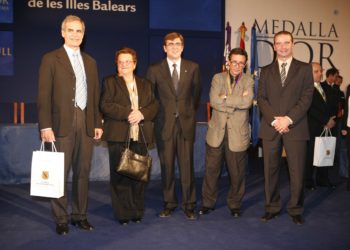 Maria Tur Juan, en la imagen de la entrega de los Ramon Llull con el entonces presidente, Francesc Antich, y el resto de premiados de Ibiza, entre ellos Elías Torres.