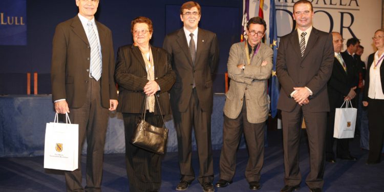 Maria Tur Juan, en la imagen de la entrega de los Ramon Llull con el entonces presidente, Francesc Antich, y el resto de premiados de Ibiza, entre ellos Elías Torres.