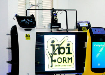 Bella, KettyBot y la barra de bar con brazo robótico de Roobotics, todos robots de Ibiform. Foto Toni Escobar.