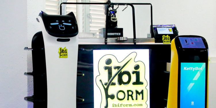 Bella, KettyBot y la barra de bar con brazo robótico de Roobotics, todos robots de Ibiform. Foto Toni Escobar.