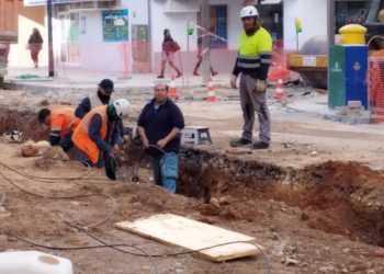 Reparación de la avería, esta mañana en Isidor Macabich. Foto V. R.