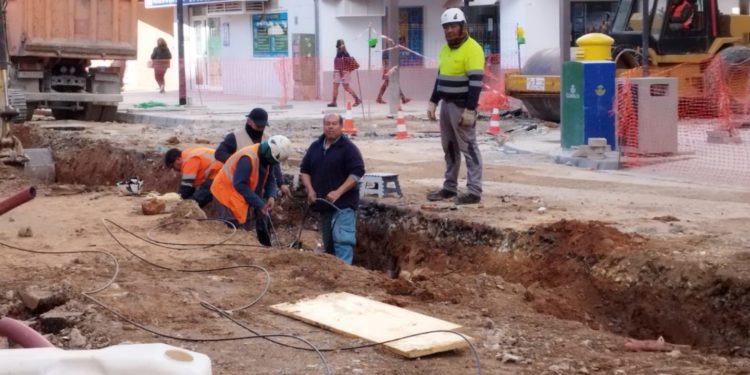 Reparación de la avería, esta mañana en Isidor Macabich. Foto V. R.