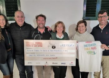 De izquierda a derecha: Eva Mª Prats, concejala de Economía y Hacienda del Ayuntamiento de Sant Antoni; Simón, de Carnes March; Vicente y Lina Sala, organizadores del evento; Susana Ribas, representante de la Asociación Española de Cáncer de Mama Metastásico y Miquel Tur, concejal de Fiestas del Ayuntamiento de Sant Antoni.