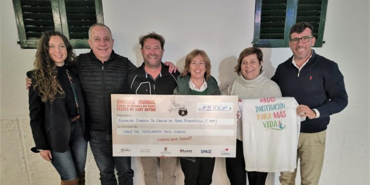 De izquierda a derecha: Eva Mª Prats, concejala de Economía y Hacienda del Ayuntamiento de Sant Antoni; Simón, de Carnes March; Vicente y Lina Sala, organizadores del evento; Susana Ribas, representante de la Asociación Española de Cáncer de Mama Metastásico y Miquel Tur, concejal de Fiestas del Ayuntamiento de Sant Antoni.