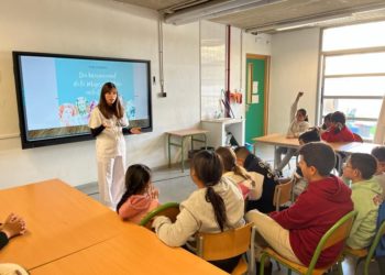 La Doctora Tania Pérez en el colegio Sa Graduada