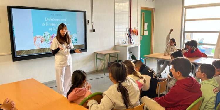 La Doctora Tania Pérez en el colegio Sa Graduada