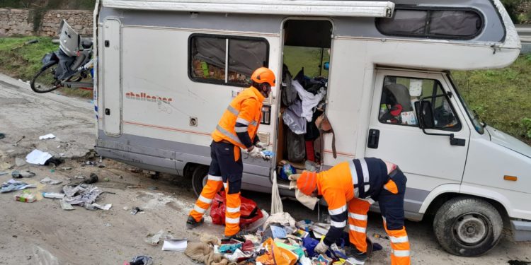 Las pertenencias han quedado revueltas tras volcar. En la imagen actúan operarios de Grúas Ibiza