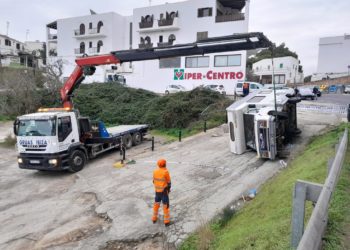 Operarios de Grúas Ibiza actuando esta mañana en el lugar donde ha volcado la autocaravana.