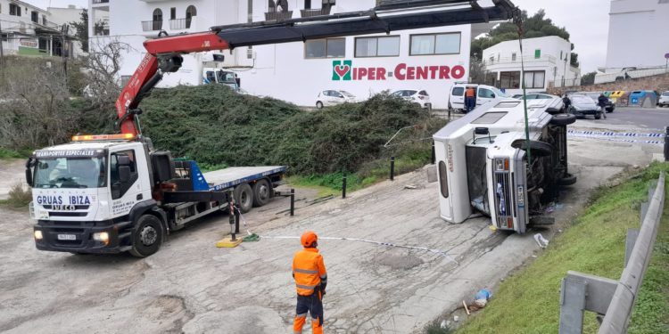 Operarios de Grúas Ibiza actuando esta mañana en el lugar donde ha volcado la autocaravana.