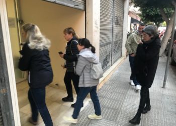 Los familiares que representan a los afectados entrando en las oficinas del Govern en Ibiza donde ha sido la reunión con la consellera Fina Santiago.