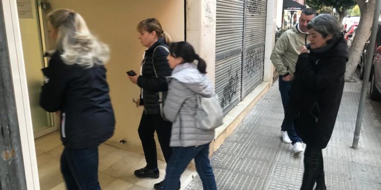 Los familiares que representan a los afectados entrando en las oficinas del Govern en Ibiza donde ha sido la reunión con la consellera Fina Santiago.